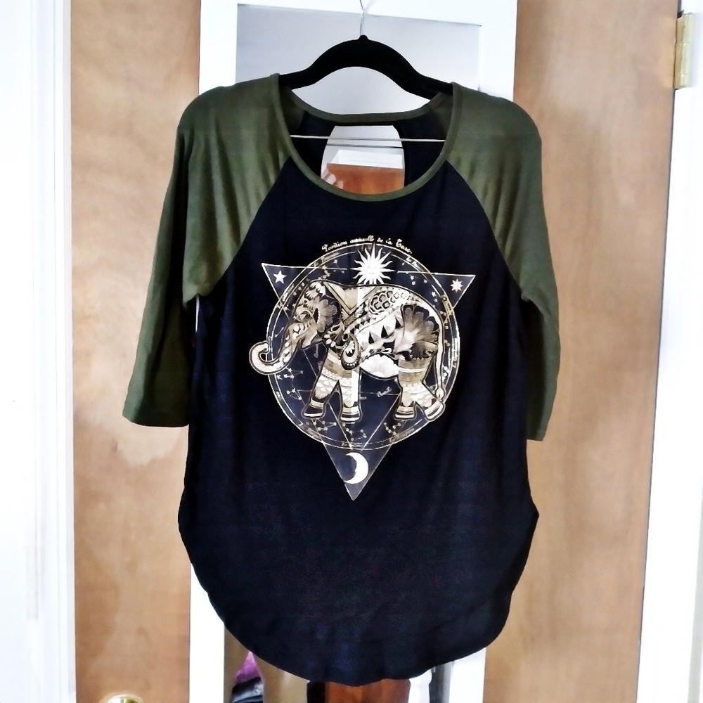 3/4 Sleeve Elephant Graphic Top with Keyhole Back